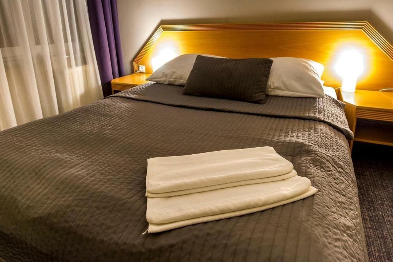 Wawrzkowizna Hotel Rzasawa ภายนอก รูปภาพ