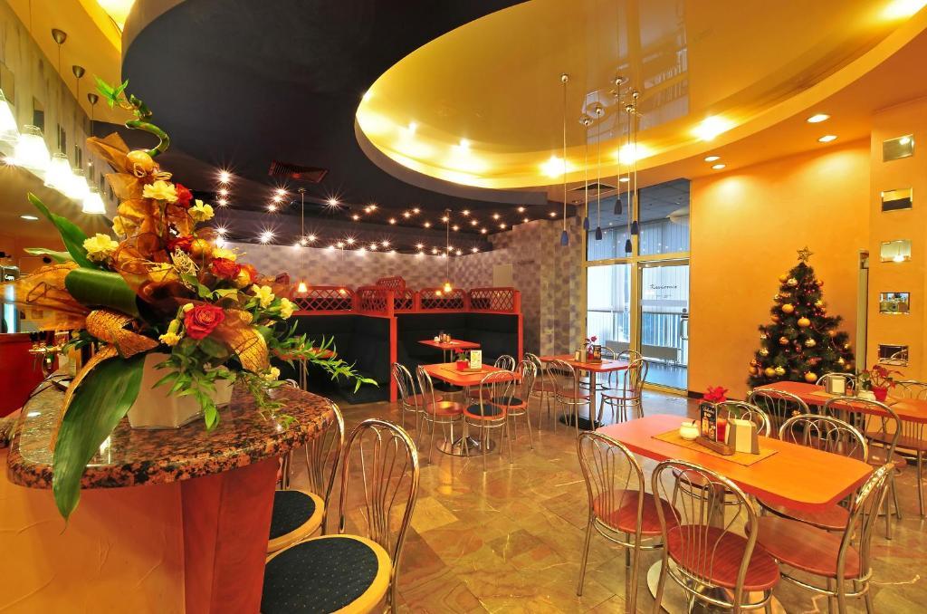 Wawrzkowizna Hotel Rzasawa ภายนอก รูปภาพ