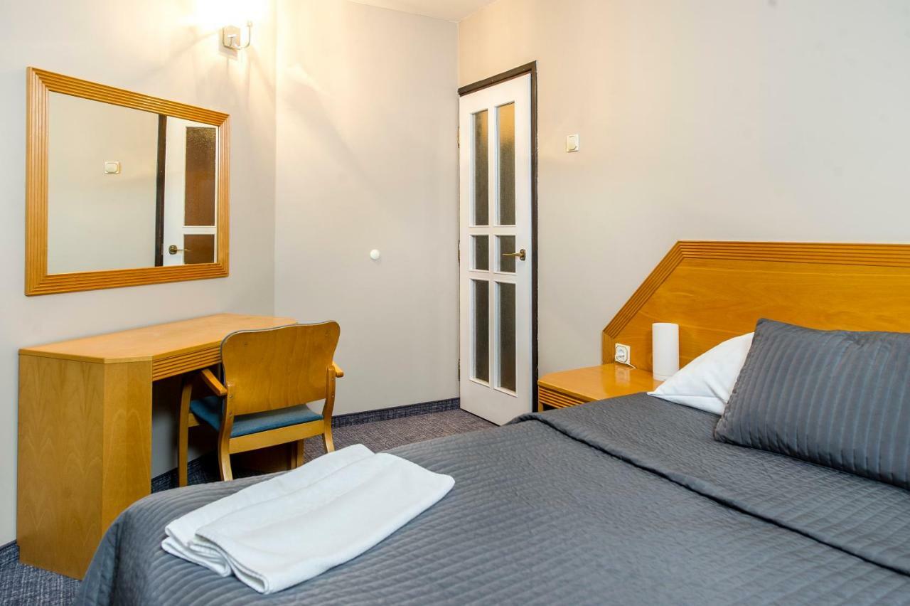 Wawrzkowizna Hotel Rzasawa ภายนอก รูปภาพ