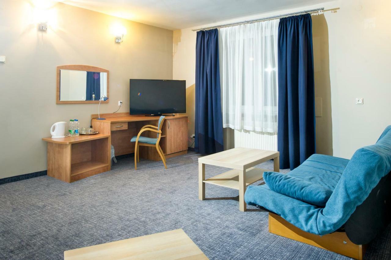 Wawrzkowizna Hotel Rzasawa ภายนอก รูปภาพ