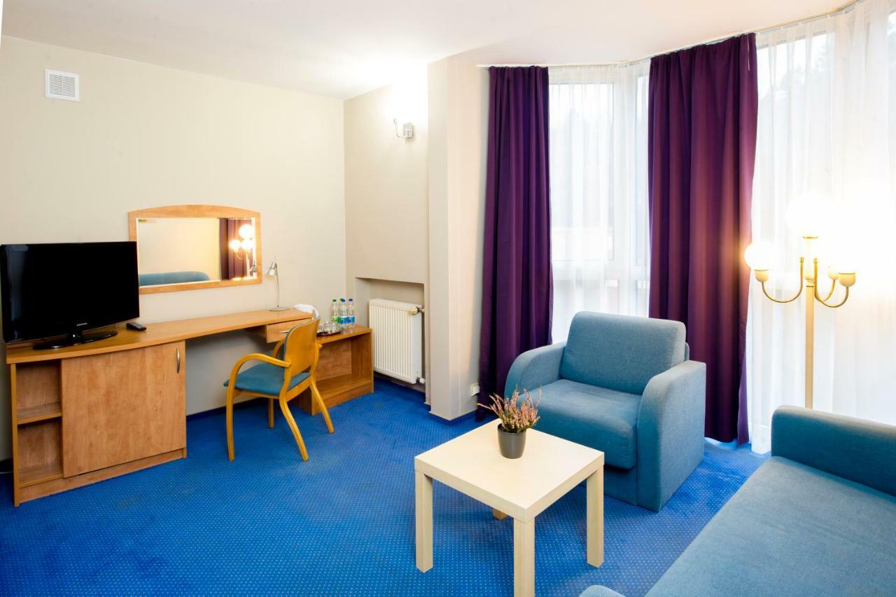 Wawrzkowizna Hotel Rzasawa ภายนอก รูปภาพ