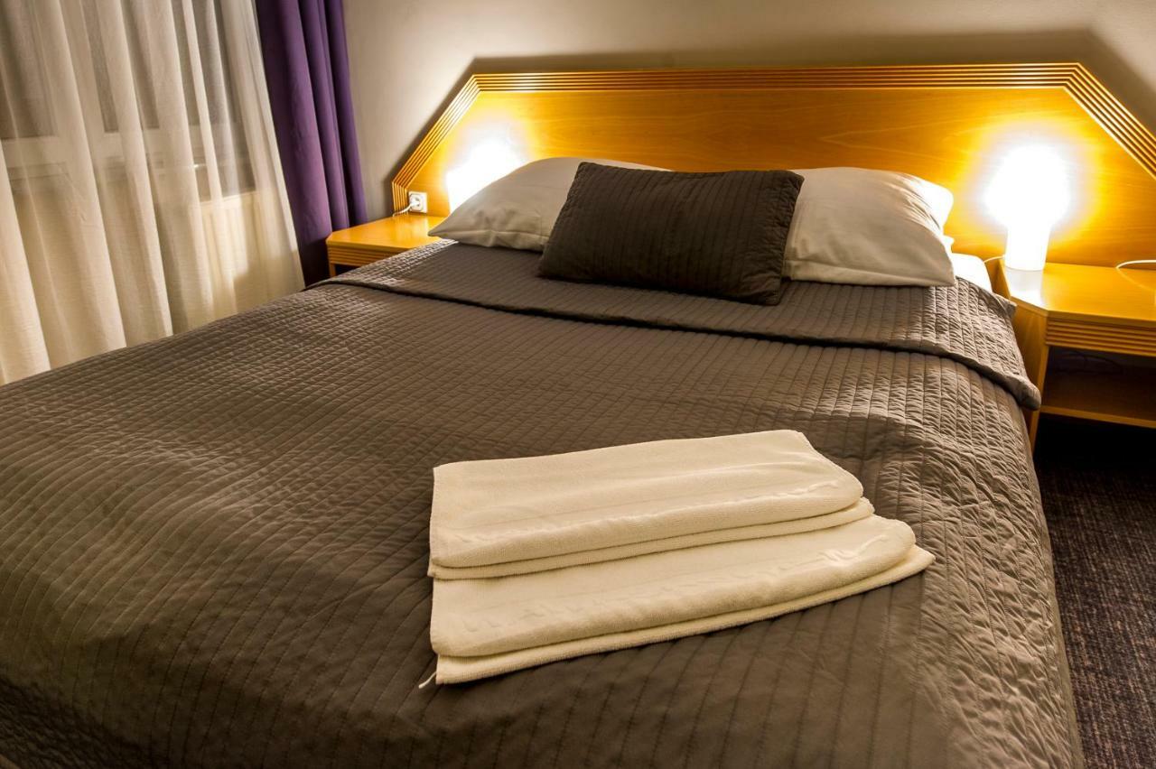 Wawrzkowizna Hotel Rzasawa ภายนอก รูปภาพ